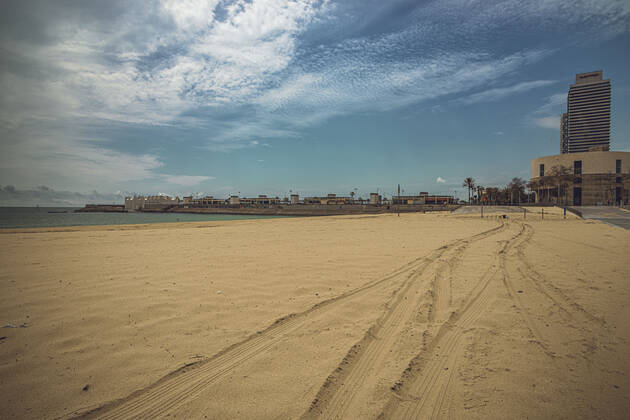 April 27, 2020, Barcelona, Catalonia, Spain: The deserted beach in Barcelona at day 43 of a nationwide lockdown due to the continuous spread of the corona virus. Spain registered some 300 new fatalities totaling a death toll close to 23500 so far. Barcelona Spain - ZUMAo105 20200427_zap_o105_008 Copyright: xMatthiasxOesterlex