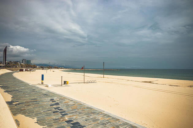April 27, 2020, Barcelona, Catalonia, Spain: The deserted beach in Barcelona at day 43 of a nationwide lockdown due to the continuous spread of the corona virus. Spain registered some 300 new fatalities totaling a death toll close to 23500 so far. Barcelona Spain - ZUMAo105 20200427_zap_o105_014 Copyright: xMatthiasxOesterlex