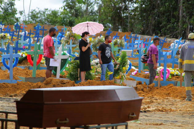 Coronavirus in Brasilien, Massenbegräbnis in Manaus MANAUS, AM - 27.04.2020: MOVIMENTAÇÃO NO CEMITÉRIO PARQUE MANAUS - Movement in the Parque de Manaus cemetery, this Monday morning (27), in the Tarumã neighborhood, west of the city of Manaus. x1907663x  SandroxPereira