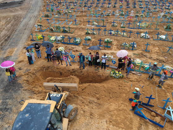 Coronavirus in Brasilien, Massenbegräbnis in Manaus MANAUS, AM - 27.04.2020: MOVIMENTAÇÃO NO CEMITÉRIO PARQUE MANAUS - Movement in the Parque de Manaus cemetery, this Monday morning (27), in the Tarumã neighborhood, west of the city of Manaus. In the photo, coffins are buried in ditches opened by backhoes. x1907674x  SandroxPereira