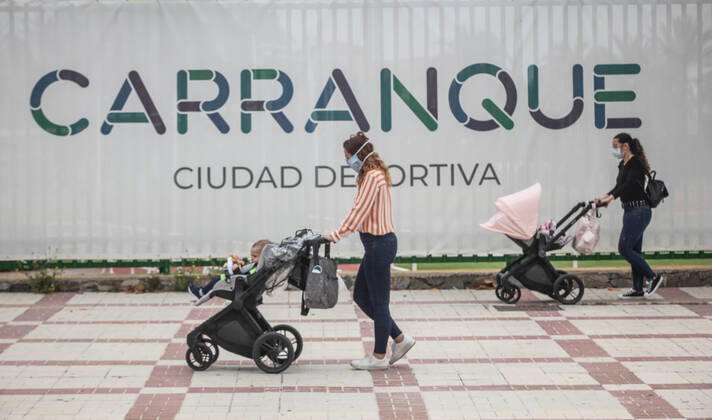 April 27, 2020: 27 April 2020 (Malaga) second day of leave for children from 0 to 14 years accompanied by an adult measure of the Spanish government due to the crisis of the coronavirus - ZUMAc161 20200427_zap_c161_080 Copyright: xLorenzoxCarnerox