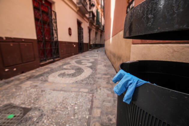 April 27, 2020: 27 April 2020 (Malaga) gloves left in a bin during the coronavirus crisis - ZUMAc161 20200427_zap_c161_090 Copyright: xLorenzoxCarnerox