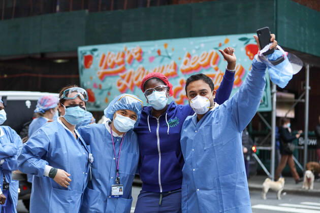 April 27, 2020, New York, New York, USA: Health professionals are honored by residents and firefighters outside a Manhattan hospital in New York City during the Coronavirus COVID-19 pandemic in the United States. New York USA - ZUMAc233 20200427_zsp_c233_023 Copyright: xVanessaxCarvalhox