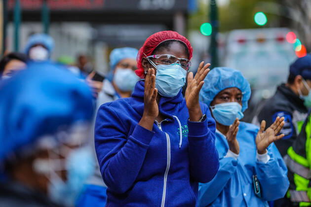 April 27, 2020, New York, NEW YORK, USA: Health professionals are honored by residents and firefighters outside a Manhattan hospital in New York City on Monday during the Coronavirus COVID-19 pandemic in the United States. New York USA - ZUMAc233 20200427_zsp_c233_037 Copyright: xVanessaxCarvalhox