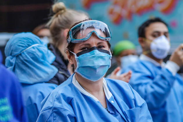 April 27, 2020, New York, NEW YORK, USA: Health professionals are honored by residents and firefighters outside a Manhattan hospital in New York City on Monday during the Coronavirus COVID-19 pandemic in the United States. New York USA - ZUMAc233 20200427_zsp_c233_047 Copyright: xVanessaxCarvalhox
