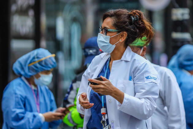April 27, 2020, New York, NEW YORK, USA: Health professionals are honored by residents and firefighters outside a Manhattan hospital in New York City on Monday during the Coronavirus COVID-19 pandemic in the United States. New York USA - ZUMAc233 20200427_zsp_c233_049 Copyright: xVanessaxCarvalhox