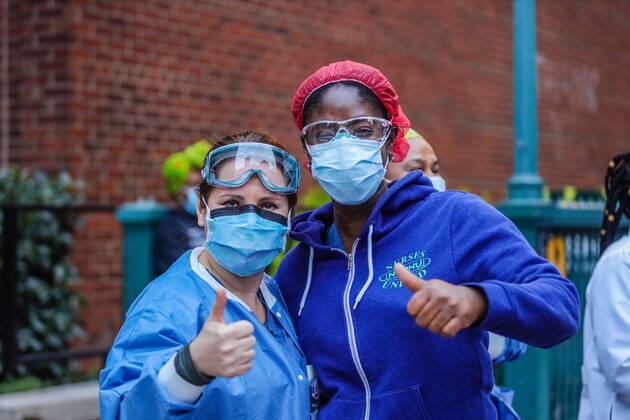 April 27, 2020, New York, NEW YORK, USA: Health professionals are honored by residents and firefighters outside a Manhattan hospital in New York City on Monday during the Coronavirus COVID-19 pandemic in the United States. New York USA - ZUMAc233 20200427_zsp_c233_050 Copyright: xVanessaxCarvalhox
