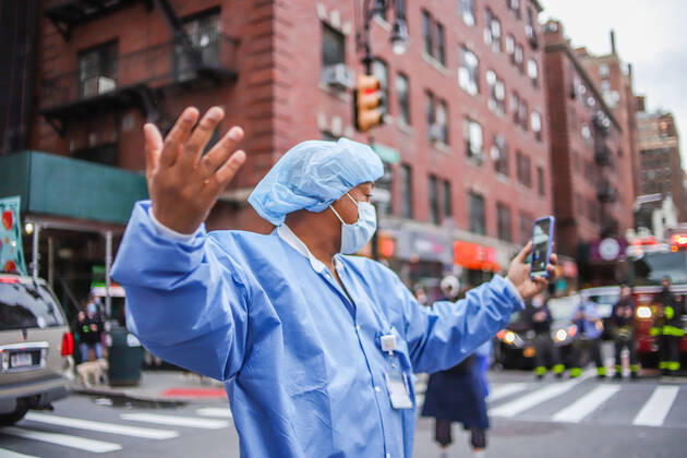 April 27, 2020, New York, NEW YORK, USA: Health professionals are honored by residents and firefighters outside a Manhattan hospital in New York City on Monday during the Coronavirus COVID-19 pandemic in the United States. New York USA - ZUMAc233 20200427_zsp_c233_059 Copyright: xVanessaxCarvalhox