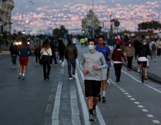 Naples 27-04-2020 Coronavirus emergency (COVID-19) first day of walking and jogging for the Neapolitans as ordered by the President of the Campania Region Vincenzo De Luca, in the photo the Lungomare invaded by people (Newfotosud Alessandro Garofalo) (Napolipress Alessandro Garofalo Fotogramma, Naples - 2020-04-27) p.s. la foto e utilizzabile nel rispetto del contesto in cui e stata scattata, e senza intento diffamatorio del decoro delle persone rappresentate  Copyright: xNapolipress AlessandroxGarofalox xFOTOGRAMMAx