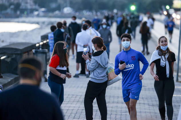 Naples 27-04-2020 Coronavirus emergency (COVID-19) first day of walking and jogging for the Neapolitans as ordered by the President of the Campania Region Vincenzo De Luca, in the photo the Lungomare invaded by people (Newfotosud Alessandro Garofalo) (Napolipress Alessandro Garofalo Fotogramma, Naples - 2020-04-27) p.s. la foto e utilizzabile nel rispetto del contesto in cui e stata scattata, e senza intento diffamatorio del decoro delle persone rappresentate  Copyright: xNapolipress AlessandroxGarofalox xFOTOGRAMMAx