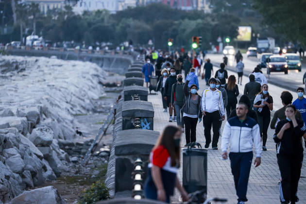 Naples 27-04-2020 Coronavirus emergency (COVID-19) first day of walking and jogging for the Neapolitans as ordered by the President of the Campania Region Vincenzo De Luca, in the photo the Lungomare invaded by people (Newfotosud Alessandro Garofalo) (Napolipress Alessandro Garofalo Fotogramma, Naples - 2020-04-27) p.s. la foto e utilizzabile nel rispetto del contesto in cui e stata scattata, e senza intento diffamatorio del decoro delle persone rappresentate  Copyright: xNapolipress AlessandroxGarofalox xFOTOGRAMMAx