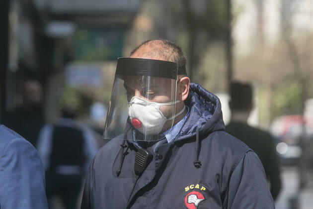 A security guard in Beirut stands outside a bank wearing a protective surgical mask and a face shield amid the ongoing covid-19 pandemic. Lebanon s cabinet has extended the lockdown measures until the 10th May as the country faces a deepening economic crisis and growing protests over worsening living standards. Where: Beirut, Lebanon When: 28 Apr 2020 Credit: Amer Ghazzal Cover Images Copyright: xx 40471143 EDITORIAL USE ONLY. NOT FOR USE BY NEWSPAPERS BASED IN THE UK.