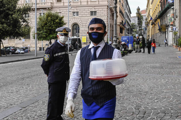 Bartender is on his way to deliver coffee in Naples, after the lockdown due to Government Decree declaring all of Italy a protected area to combat Covid-19 - Coronavirus infection. A new Government Decree has established rules for gradually reopening economic and social activities from today. Copyright: xSalvatorexLaporta KONTROLABx xIPx xx