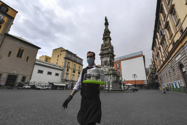 Bartender is on his way to deliver coffee in Naples, after the lockdown due to Government Decree declaring all of Italy a protected area to combat Covid-19 - Coronavirus infection. A new Government Decree has established rules for gradually reopening economic and social activities from today. Copyright: xSalvatorexLaporta KONTROLABx xIPx xx