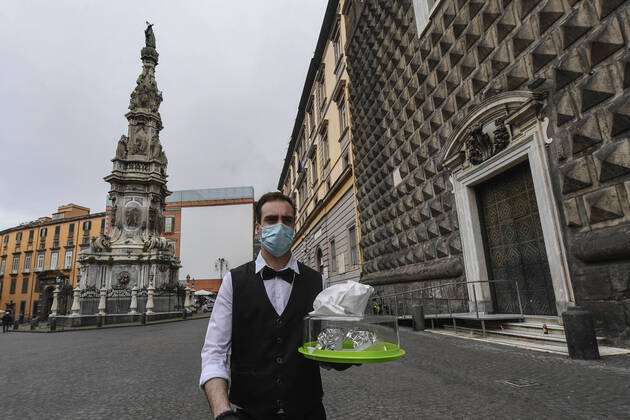 Bartender is on his way to deliver coffee in Naples, after the lockdown due to Government Decree declaring all of Italy a protected area to combat Covid-19 - Coronavirus infection. A new Government Decree has established rules for gradually reopening economic and social activities from today. Copyright: xSalvatorexLaporta KONTROLABx xIPx xx