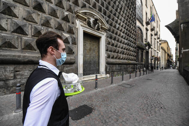 Bartender is on his way to deliver coffee in Naples, after the lockdown due to Government Decree declaring all of Italy a protected area to combat Covid-19 - Coronavirus infection. A new Government Decree has established rules for gradually reopening economic and social activities from today. Copyright: xSalvatorexLaporta KONTROLABx xIPx xx