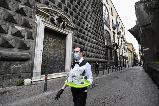 Bartender is on his way to deliver coffee in Naples, after the lockdown due to Government Decree declaring all of Italy a protected area to combat Covid-19 - Coronavirus infection. A new Government Decree has established rules for gradually reopening economic and social activities from today. Copyright: xSalvatorexLaporta KONTROLABx xIPx xx