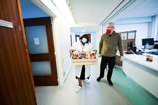 L association Sauveteurs Sans Frontieres (SSF) dirigee par Gerard Deray , confectionne et distribue a domicile ou sur leur lieu de travail des paniers de Fruits et Legumes a destination du Personnel Hospitalier - aide soignant et Medecin NEWS : COVID19 - Paris - 28 04 2020 JBAutissier Panoramic
