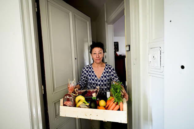 L association Sauveteurs Sans Frontieres (SSF) dirigee par Gerard Deray , confectionne et distribue a domicile ou sur leur lieu de travail des paniers de Fruits et Legumes a destination du Personnel Hospitalier - aide soignant et Medecin NEWS : COVID19 - Paris - 28 04 2020 JBAutissier Panoramic