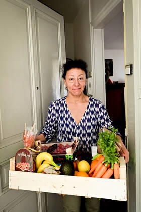 L association Sauveteurs Sans Frontieres (SSF) dirigee par Gerard Deray , confectionne et distribue a domicile ou sur leur lieu de travail des paniers de Fruits et Legumes a destination du Personnel Hospitalier - aide soignant et Medecin NEWS : COVID19 - Paris - 28 04 2020 JBAutissier Panoramic