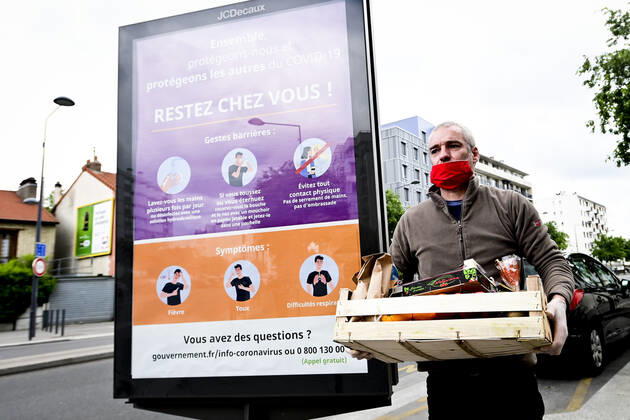 L association Sauveteurs Sans Frontieres (SSF) dirigee par Gerard Deray , confectionne et distribue a domicile ou sur leur lieu de travail des paniers de Fruits et Legumes a destination du Personnel Hospitalier - aide soignant et Medecin NEWS : COVID19 - Paris - 28 04 2020 JBAutissier Panoramic