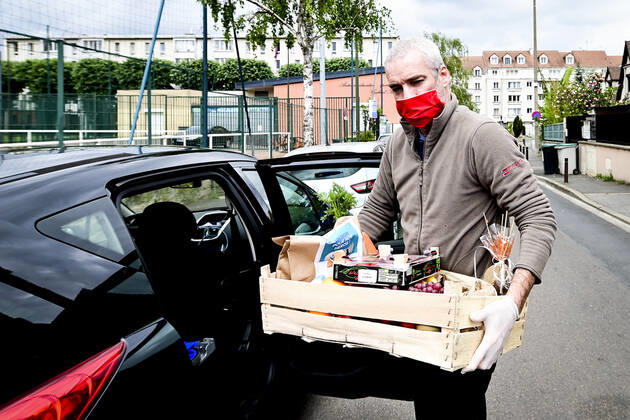 L association Sauveteurs Sans Frontieres (SSF) dirigee par Gerard Deray , confectionne et distribue a domicile ou sur leur lieu de travail des paniers de Fruits et Legumes a destination du Personnel Hospitalier - aide soignant et Medecin NEWS : COVID19 - Paris - 28 04 2020 JBAutissier Panoramic
