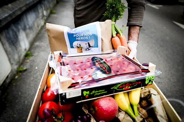 L association Sauveteurs Sans Frontieres (SSF) dirigee par Gerard Deray , confectionne et distribue a domicile ou sur leur lieu de travail des paniers de Fruits et Legumes a destination du Personnel Hospitalier - aide soignant et Medecin NEWS : COVID19 - Paris - 28 04 2020 JBAutissier Panoramic