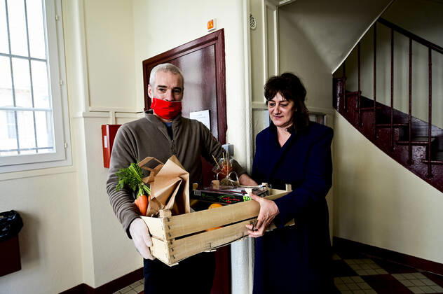 L association Sauveteurs Sans Frontieres (SSF) dirigee par Gerard Deray , confectionne et distribue a domicile ou sur leur lieu de travail des paniers de Fruits et Legumes a destination du Personnel Hospitalier - aide soignant et Medecin NEWS : COVID19 - Paris - 28 04 2020 JBAutissier Panoramic