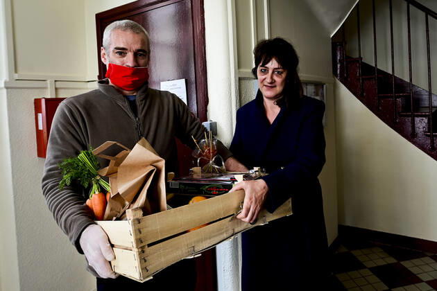 L association Sauveteurs Sans Frontieres (SSF) dirigee par Gerard Deray , confectionne et distribue a domicile ou sur leur lieu de travail des paniers de Fruits et Legumes a destination du Personnel Hospitalier - aide soignant et Medecin NEWS : COVID19 - Paris - 28 04 2020 JBAutissier Panoramic