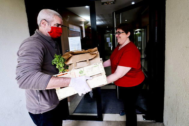L association Sauveteurs Sans Frontieres (SSF) dirigee par Gerard Deray , confectionne et distribue a domicile ou sur leur lieu de travail des paniers de Fruits et Legumes a destination du Personnel Hospitalier - aide soignant et Medecin NEWS : COVID19 - Paris - 28 04 2020 JBAutissier Panoramic