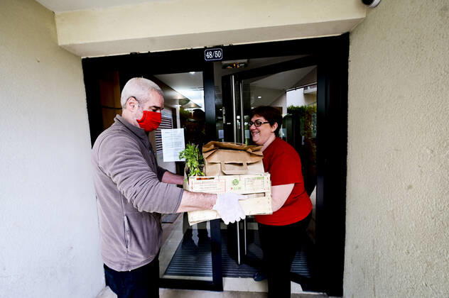 L association Sauveteurs Sans Frontieres (SSF) dirigee par Gerard Deray , confectionne et distribue a domicile ou sur leur lieu de travail des paniers de Fruits et Legumes a destination du Personnel Hospitalier - aide soignant et Medecin NEWS : COVID19 - Paris - 28 04 2020 JBAutissier Panoramic