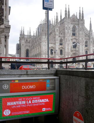 Milan, coronavirus emergency, luminous screens with tips to counteract the coronavirus at the metro exits in Piazza Duomo (Maurizio Maule Fotogramma, Milan - 2020-04-28) p.s. la foto e utilizzabile nel rispetto del contesto in cui e stata scattata, e senza intento diffamatorio del decoro delle persone rappresentate  Copyright: xMaurizioxMaulex xFOTOGRAMMAx