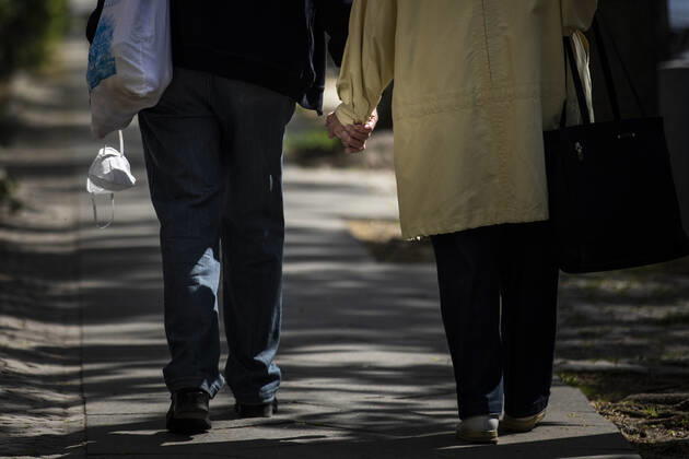 An elderly couple walking hand in hand while the man in the other hand wears a mouthguard, recorded in Berlin, 28 04 2020 There is a mask obligation in public transport throughout Germany Berlin Germany Copyright: xFlorianxGaertner photothek.netx