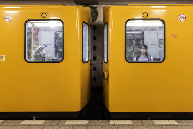Two people with mouth-nose masks are sitting in different cars of the underground in Berlin, 28 04 2020 Throughout Germany there is a mask obligation in public transport Berlin Germany Copyright: xFlorianxGaertner photothek.netx