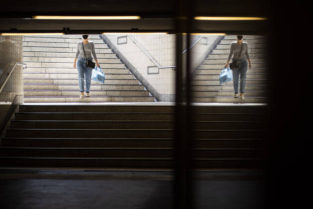 A woman with a face mask enters the underground station in Berlin, 28 04 2020 Germany-wide there is a mask obligation in public transport Berlin Germany Copyright: xFlorianxGaertner photothek.netx