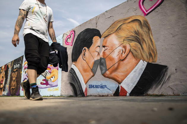 A graffiti shows Donald Trump, President of the United States of America, and President of the Peoples Republic of China Xi Jinping, kissing with a face mask in Berlin, 28 04 2020 Berlin Germany Copyright: xFlorianxGaertner photothek.netx