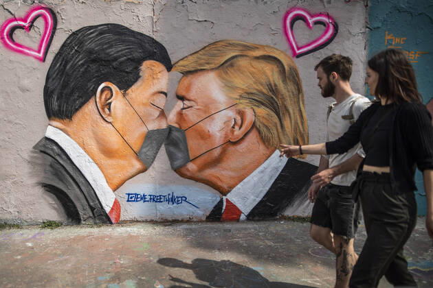 A graffiti shows Donald Trump, President of the United States of America, and President of the Peoples Republic of China Xi Jinping, kissing with a face mask in Berlin, 28 04 2020 Berlin Germany Copyright: xFlorianxGaertner photothek.netx
