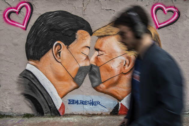 A graffiti shows Donald Trump, President of the United States of America, and President of the Peoples Republic of China Xi Jinping, kissing with a face mask in Berlin, 28 04 2020 Berlin Germany Copyright: xFlorianxGaertner photothek.netx