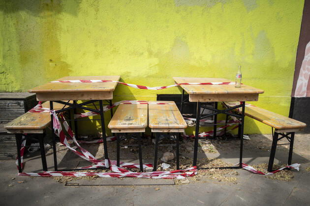 Benches and tables are cordoned off with barrier tape in Berlin, 28 04 2020 Due to the corona crisis, restaurateurs are not allowed to offer food for consumption on site, but only for take-away Berlin Germany Copyright: xFlorianxGaertner photothek.netx