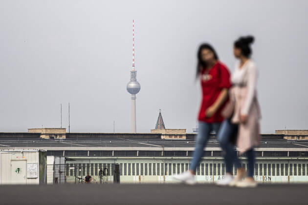 Persons stand out on the Tempelhofer Feld in front of the Berlin TV tower in Berlin, 28 04 2020 Due to the corona crisis there are contact restrictions for every private person Berlin Germany Copyright: xFlorianxGaertner photothek.netx