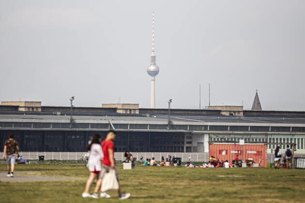 Persons stand out on the Tempelhofer Feld in front of the Berlin TV tower in Berlin, 28 04 2020 Due to the corona crisis there are contact restrictions for every private person Berlin Germany Copyright: xFlorianxGaertner photothek.netx