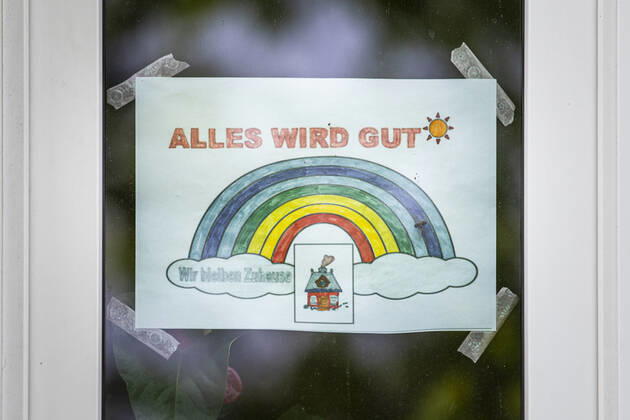 A piece of paper with a rainbow and the inscription Alles wird gut haengt in einem Fenster in Berlin, 28 04 2020 Berlin Germany Copyright: xFlorianxGaertner photothek.netx