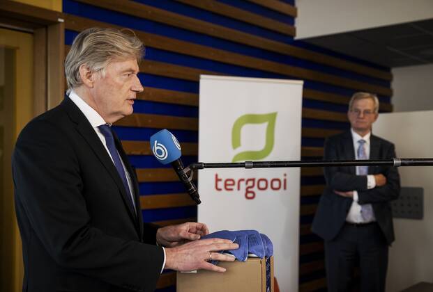 2020-04-28 16:36:49 HILVERSUM - Minister voor Medische Zorg Martin van Rijn bij de aftrap in het Tergooi ziekenhuis van de Nederlandse productie van mondkapjes. DSM en Auping gaan 1 tot 1,5 miljoen mondkapjes per week produceren. ANP ROBIN VAN LONKHUIJSEN Copyright: xANPxRobinxvanxLonkhuijsenx x409939805x