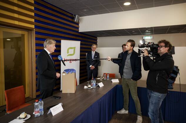 2020-04-28 16:37:15 HILVERSUM - Minister voor Medische Zorg Martin van Rijn bij de aftrap in het Tergooi ziekenhuis van de Nederlandse productie van mondkapjes. DSM en Auping gaan 1 tot 1,5 miljoen mondkapjes per week produceren. ANP ROBIN VAN LONKHUIJSEN Copyright: xANPxRobinxvanxLonkhuijsenx x409939967x