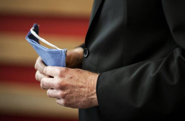 2020-04-28 16:41:39 HILVERSUM - Minister voor Medische Zorg Martin van Rijn bij de aftrap in het Tergooi ziekenhuis van de Nederlandse productie van mondkapjes. DSM en Auping gaan 1 tot 1,5 miljoen mondkapjes per week produceren. ANP ROBIN VAN LONKHUIJSEN Copyright: xANPxRobinxvanxLonkhuijsenx x409940114x