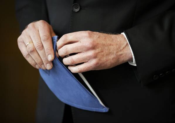 2020-04-28 16:39:55 HILVERSUM - Minister voor Medische Zorg Martin van Rijn bij de aftrap in het Tergooi ziekenhuis van de Nederlandse productie van mondkapjes. DSM en Auping gaan 1 tot 1,5 miljoen mondkapjes per week produceren. ANP ROBIN VAN LONKHUIJSEN Copyright: xANPxRobinxvanxLonkhuijsenx x409940115x