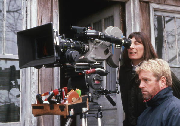 BASTARD OUT OF CAROLINA, director Anjelica Huston (top), on set, 1996. Showtime Networks Inc courtesy Everett Collection Showtime Networks Inc. Courtesy Everett Collection !ACHTUNG AUFNAHMEDATUM GESCHÃ„TZT! PUBLICATIONXNOTxINxCANxCHNxFRAxITAxJPNxNORxPOLxRUSxESPxUKxUSA Copyright: xShowtimexNetworksxInc. CourtesyxEverettxCollectionx TCDBAOU EC001