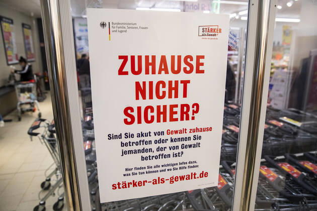 Campaign of the Ministry of Family Affairs against domestic violence in Berlin on April 28, 2020 Since yesterday, it is mandatory to wear nose and mouth protection on trains, trams and buses Starting tomorrow, this obligation will also apply to the retail trade Coronavirus in Berlin