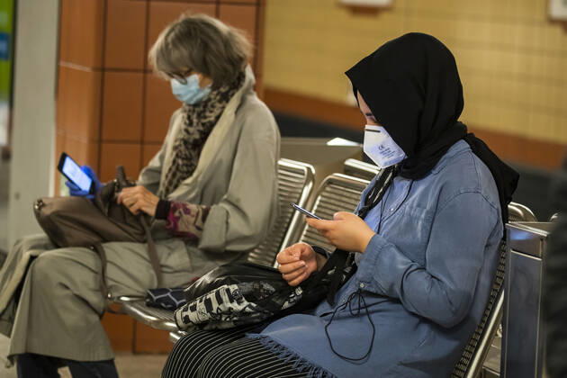 Passengers wearing a face mask on public transport in Berlin on 28 April 2020 Since yesterday, it is mandatory to wear a protection for nose and mouth on trains, trams and buses Starting tomorrow, the obligation also applies to the retail trade Coronavirus in Berlin