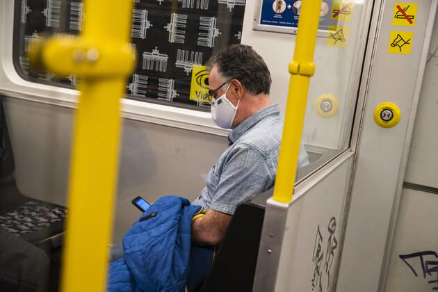 Passengers wearing a face mask on public transport in Berlin on 28 April 2020 Since yesterday, it is mandatory to wear a protection for nose and mouth on trains, trams and buses Starting tomorrow, the obligation also applies to the retail trade Coronavirus in Berlin